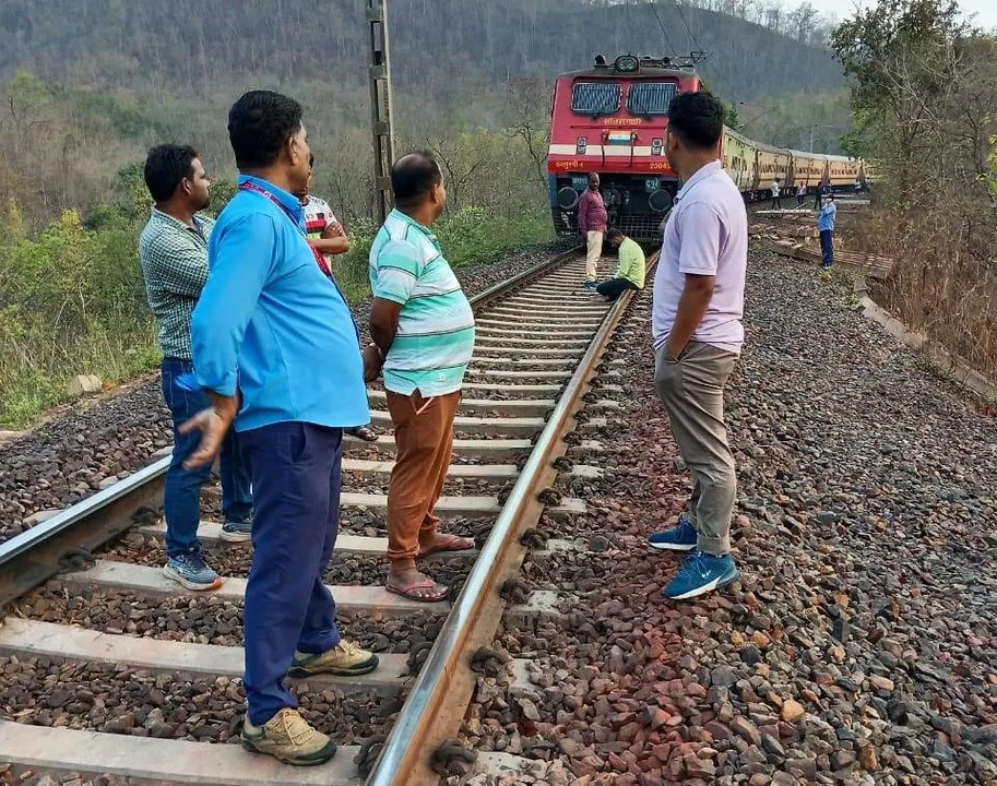 କେ.ଆର ଲାଇନରେ ପୁଣି ଅଚଳ ହେଲା ପେଣ୍ଟୋଗ୍ରାଫ,  ଅଟକିଛି ଇଣ୍ଟରସିଟି ଏକ୍ସପ୍ରେସ ଓ ହୀରାଖଣ୍ଡ ଏକ୍ସପ୍ରେସ