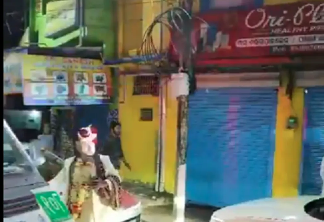  ଆମ୍ବୁଲାନ୍ସକୁ ବାଟ କଡ଼େଇ ନେଲେ ବରବେଶରେ ଥିବା ସାମ୍ବାଦିକ