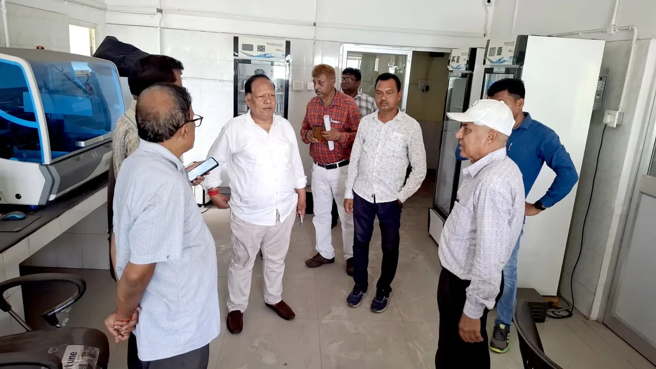  ସେଣ୍ଟ୍ରାଲ ଲ୍ୟାବ୍‌ ନା ଅଳିଆ ଗଦା: ସ୍ଥିତି ଦେଖି ବିଧାୟକ ଆଶ୍ଚର୍ଯ୍ୟ, ଖତଖାଉଛି କୋଟିଏ ଟଙ୍କାର ମେସିନ୍