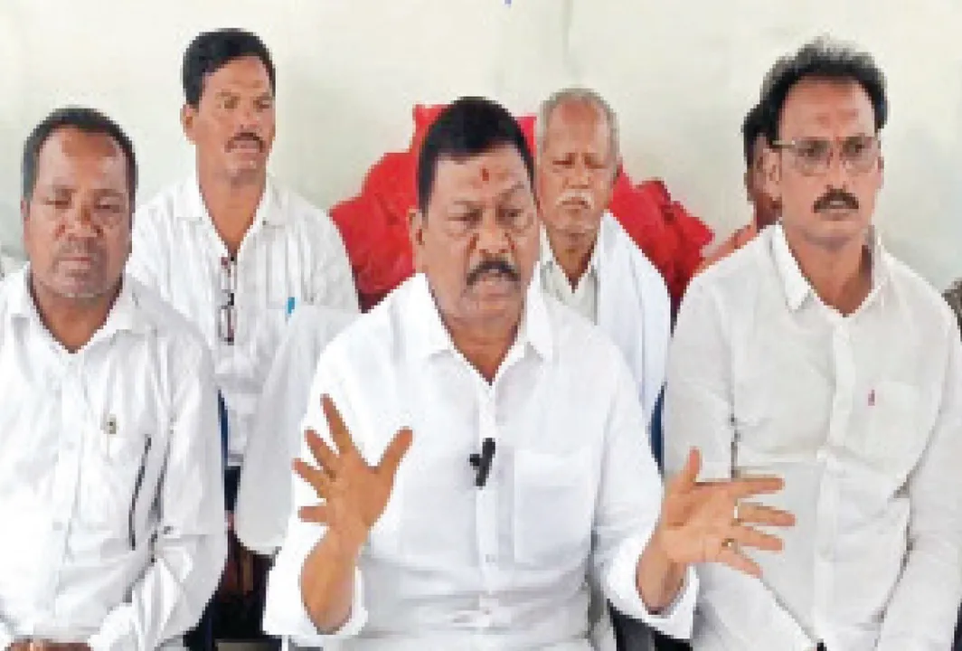  ଆନ୍ଧ୍ର ଶରଣରେ କୋଟିଆବାସୀ: ପୂର୍ବତନ ଆନ୍ଧ୍ର ଉପମୁଖ୍ୟମନ୍ତ୍ରୀଙ୍କୁ ଭେଟିଲେ
