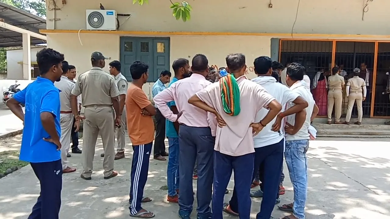  ଭିତରକୁ ପୂରାଇ ନ ଦେବାରୁ ବିଜେପି ପାର୍ଟି ଅଫିସରେ ପାଟିତୁଣ୍ଡ, ଆଦିବାସୀ ମହିଳା ଓ ଯୁବନେତା ମୁହାଁମୁହିଁଭ