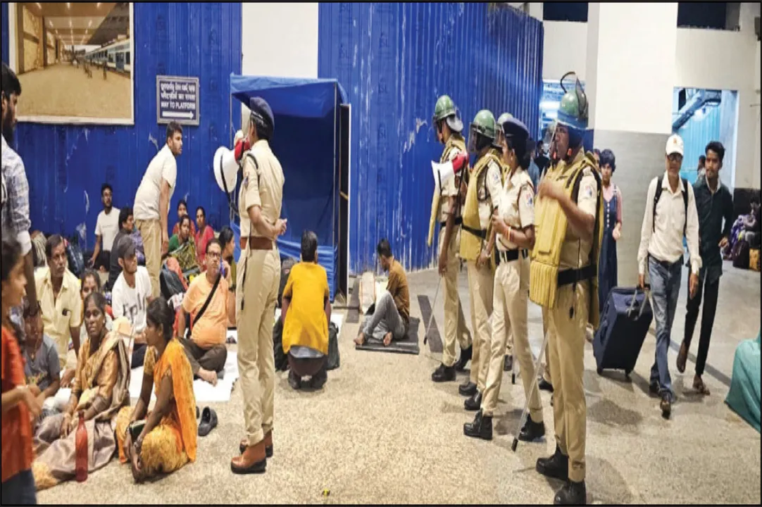  ଷ୍ଟେସନ୍‌ରେ ଆର୍‌ପିଏଫ୍‌ର ଫ୍ଲାଗ୍‌ମାର୍ଚ୍ଚ: ୭ ଜଣଙ୍କୁ ଅଟକ ରଖି ପଚରାଉଚରା