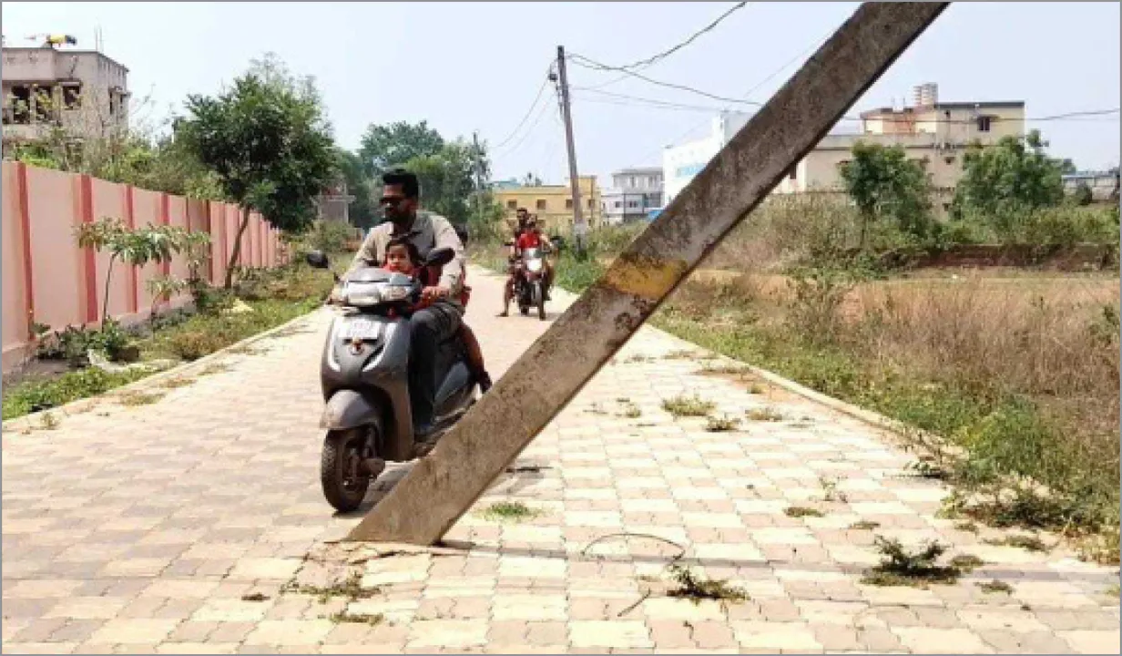  ରାସ୍ତା ମଝିରେ ଝୁଲନ୍ତା ବିଦ୍ୟୁତ୍ ଖୁଣ୍ଟ: ପୌରପାଳିକା ଓ ବିଦ୍ୟୁତ୍ ବିଭାଗ ଦୋଷ ଠେଲାଠେଲି