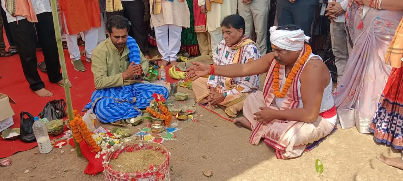  କୁଚିଣ୍ଡାରେ ଅଖିମୁଠି ଅନୁକୂଳ କଲେ ମନ୍ତ୍ରୀ ରବିନାରାୟଣ ନାୟକ