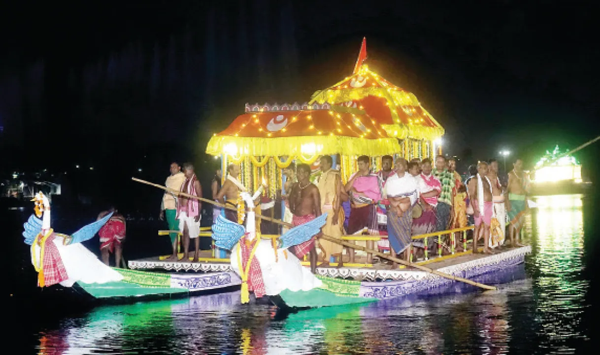  ଚନ୍ଦନ ଯାତ୍ରାରେ ଚଳଚଞ୍ଚଳ ଏକାମ୍ର କ୍ଷେତ୍ର: ଭଉଁରି ଖେଳିଲେ, ଚନ୍ଦନ ପାଣିରେ ବୁଡ଼ିଲେ
