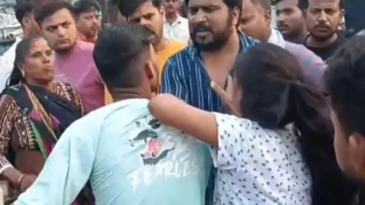  ପୁଅ ପ୍ରେମିକାକୁ ଚାଓମିନ୍‌ ଖୁଆଉଥିବା ଦେଖି ରାଗିଗଲେ ବାପାମାଆ; ସର୍ବସା‌ଧାରଣରେ ହେଲା ଠିଆପାଲା