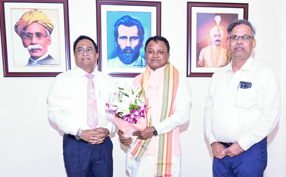  CM Mohan Charan Majhi and AIIMD director Dr. Ashutosh Biswas Photograph: (sambad.in) 