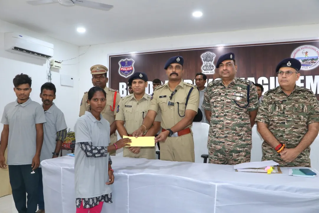  14 naxal surrender before police. Photograph: (sambad.in) 