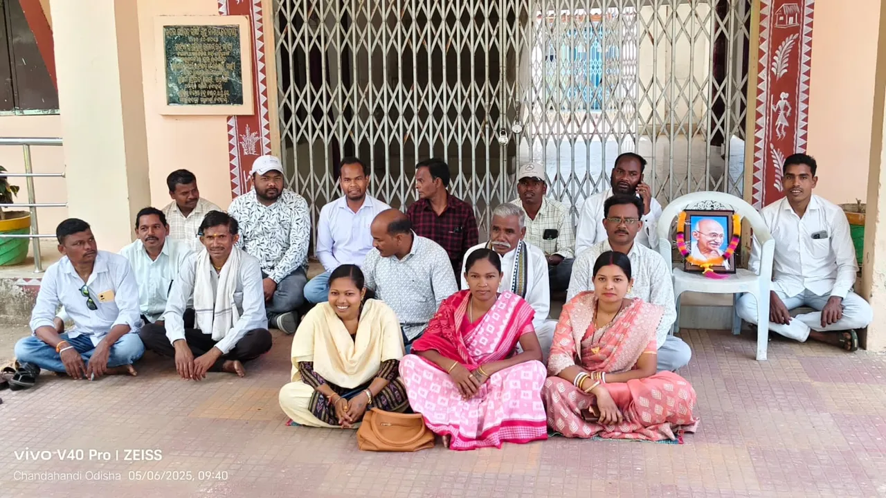  ସ୍ଥାୟୀ ବିଡିଓ ନିଯୁକ୍ତି ଦାବିରେ ଚନ୍ଦାହାଣ୍ଡି ବ୍ଲକ କାର୍ଯ୍ୟାଳୟରେ ତାଲା ପକାଇଲେ ସରପଞ୍ଚ ଓ ସମିତିସଭ୍ୟ