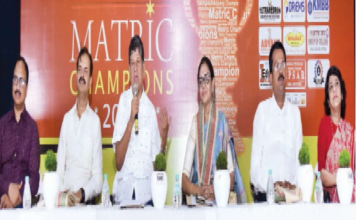  ‘ସମ୍ବାଦ’ କଟକ ସଂସ୍କରଣ ମାଟ୍ରିକ୍‌ ଚାମ୍ପିଅନ୍‌ସ ସମାରୋହ: ‘ଆଗ୍ରହ ଥିବା ବୃତ୍ତିକୁ ଚୟନ କର’