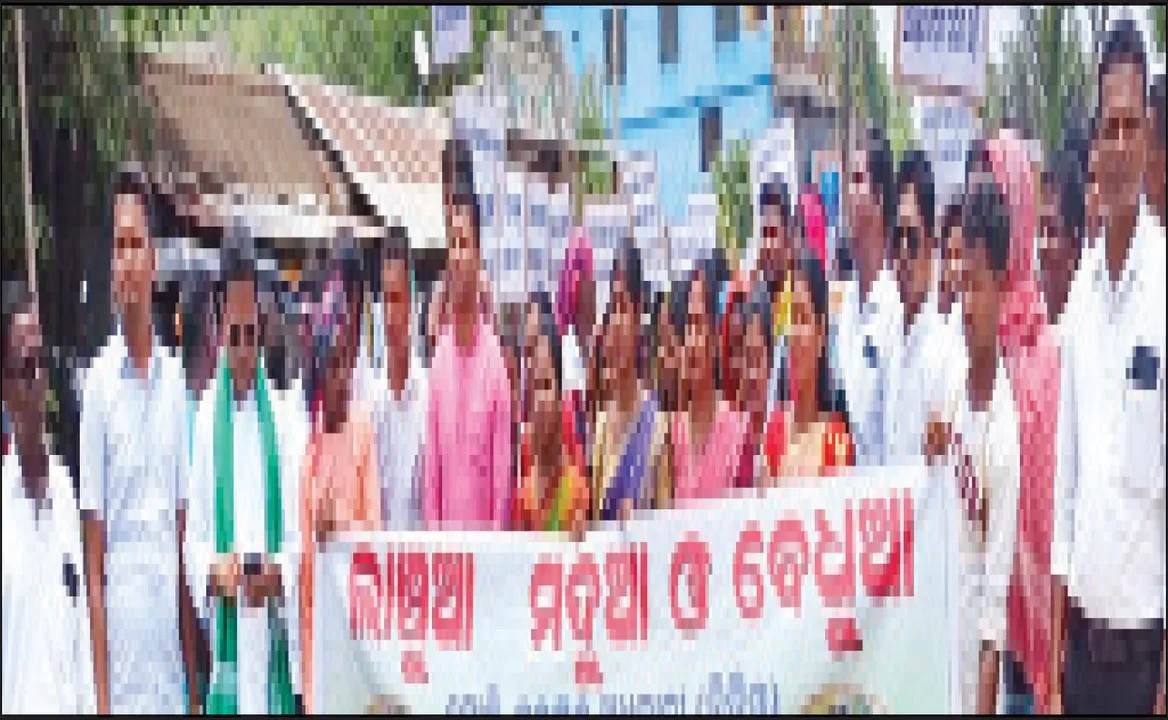  ବିଡିଓଙ୍କ ବଦଳି ଦାବିରେ ତେଜିଲା ଆନ୍ଦୋଳନ: ଫାଟକରେ ତାଲା ଠୁଙ୍କିଲେ, ଅଣ୍ଡା ଫିଙ୍ଗିଲେ