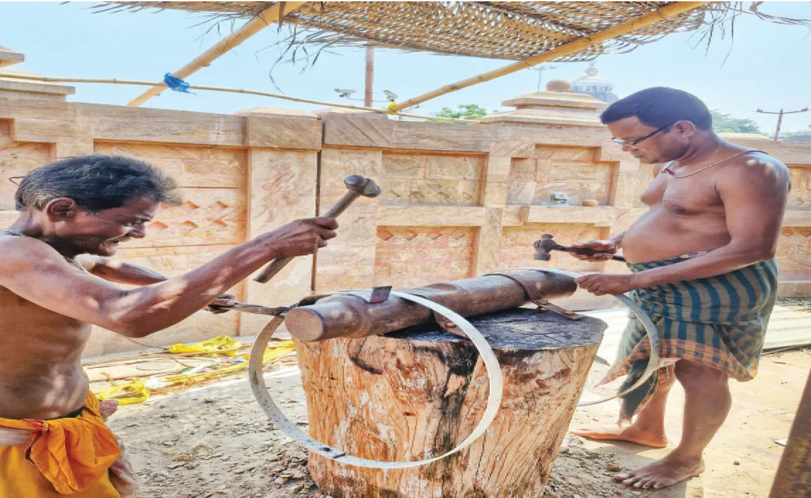  ସାଆନ୍ତେ ଆସିବେ ବୋଲି... ତିନି ରଥର ୪୨ଟି ତୁମ୍ବରେ ୧୬ ଯୋଡ଼ା ବିନ୍ଧ କାର୍ଯ୍ୟ ଶେଷ