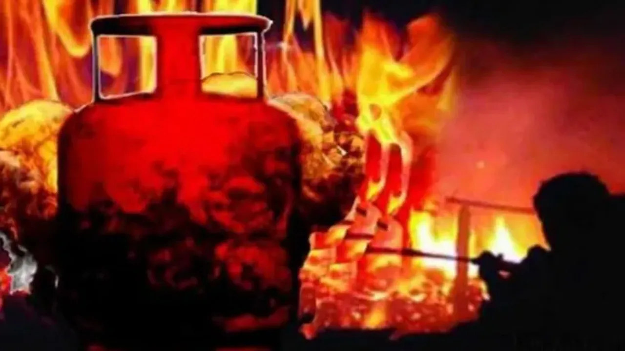  ଦୋକାନରେ ଏକାସାଙ୍ଗେ ୮ଟି ଗ୍ୟାସ୍ ସିଲିଣ୍ଡର ଫାଟି ବିସ୍ଫୋରଣ