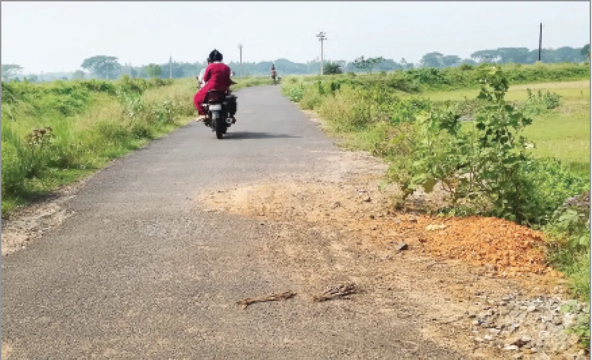  ପ୍ରଧାନମନ୍ତ୍ରୀ ଗ୍ରାମ ସଡ଼କ ମଝିରେ ଗଭୀର ଗର୍ତ୍ତ
