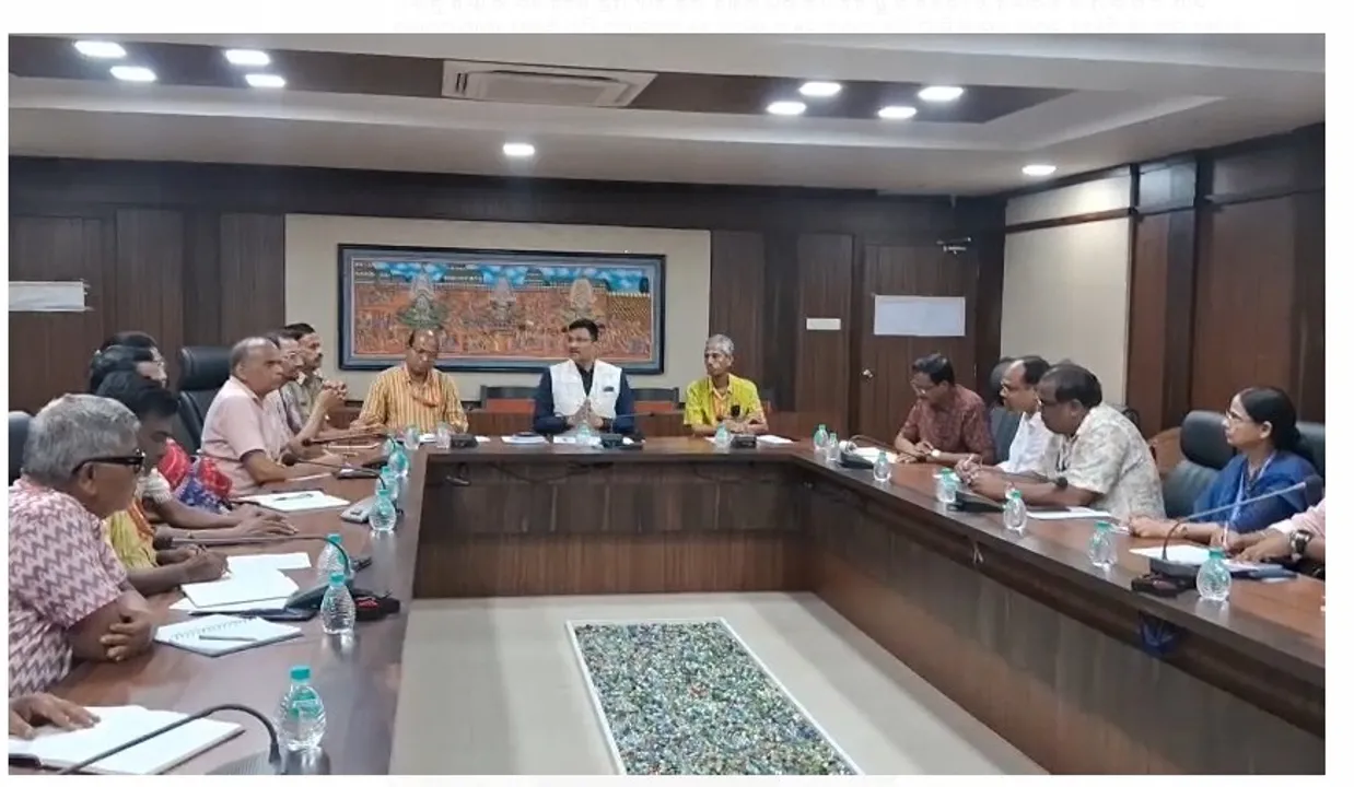  Puri Shree mandir meeting Photograph: (sambad.in) 