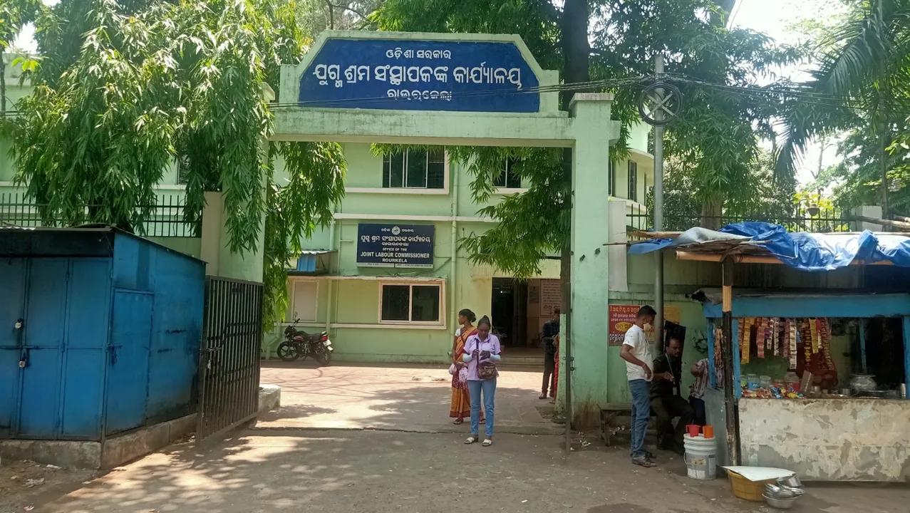  ମୃତକଙ୍କ ନାଁରେ ନିର୍ମାଣ ଶ୍ରମିକ କାର୍ଡ: ସନ୍ଦେହ ଘେରରେ ଅଧିକାରୀ ଓ ଶ୍ରମିକନେତା