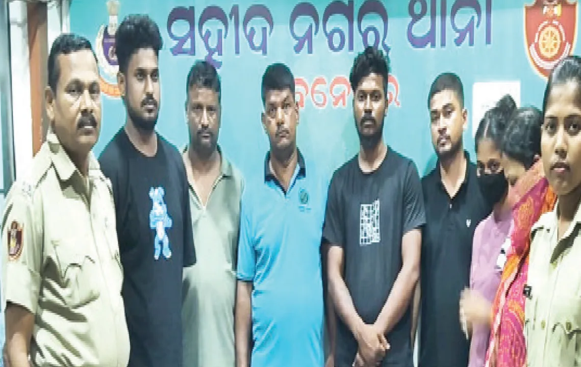  ଏସିଡ୍‌ ମାଡ଼ ଉଦ୍ୟମ ମାମଲାର ମୋଡ଼ ବଦଳିଲା: ଯୁବତୀ, ମାଇଁ, ମାମୁ ଓ ଭାଇଙ୍କୁ ମିଶାଇ ୭ ଗିରଫ