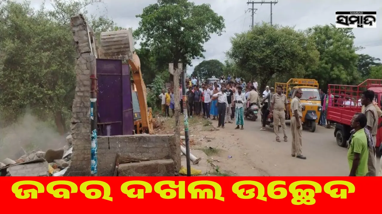  Bulldozer roams Banamalipur market Photograph: (sambad.in) 