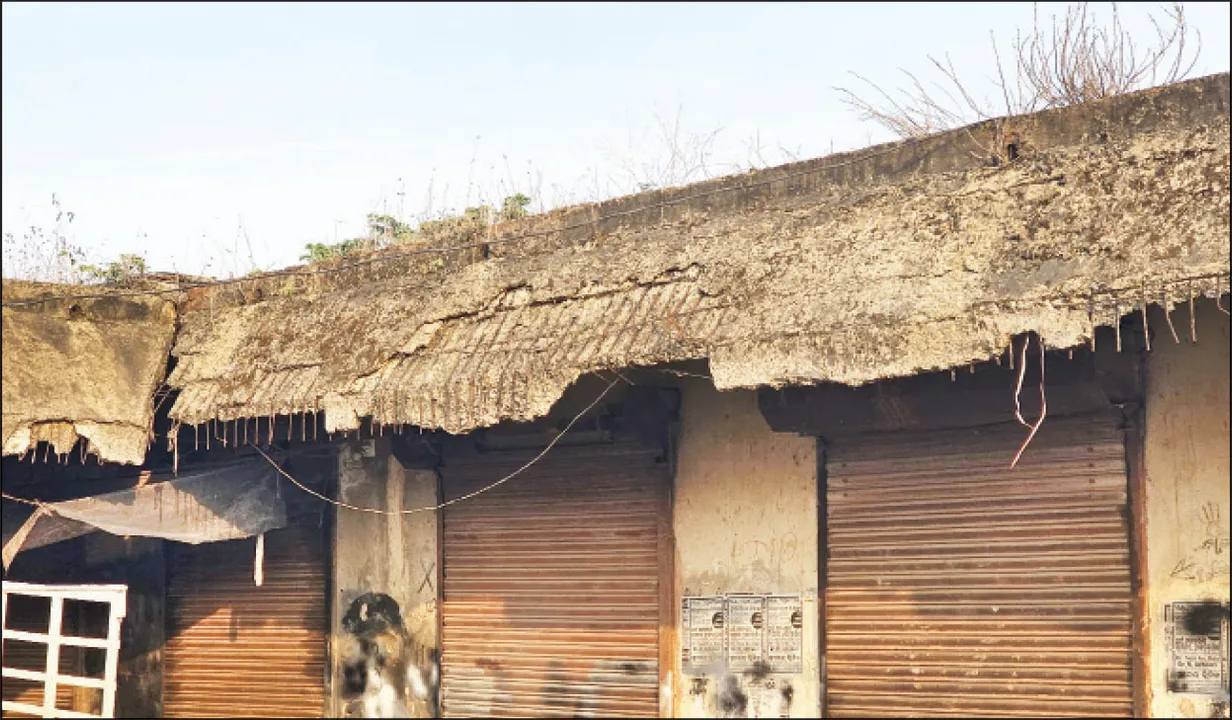  ଭୁଶୁଡ଼ିବ ମହତାବ ମାର୍କେଟ୍: ନେତାଙ୍କ ଚଞ୍ଚକତାରୁ ଭୋଗୁଛନ୍ତି ଦୋକାନୀ