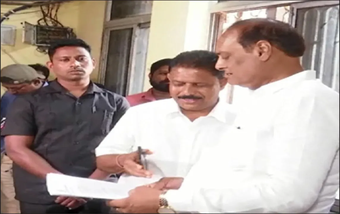  ମନ୍ତ୍ରୀଙ୍କ ସମୀକ୍ଷା ବୈଠକରେ ହାଇଡ୍ରାମା: ବାହାରେ ଏକୁଟିଆ ବସିଲେ ବିଧାୟକ