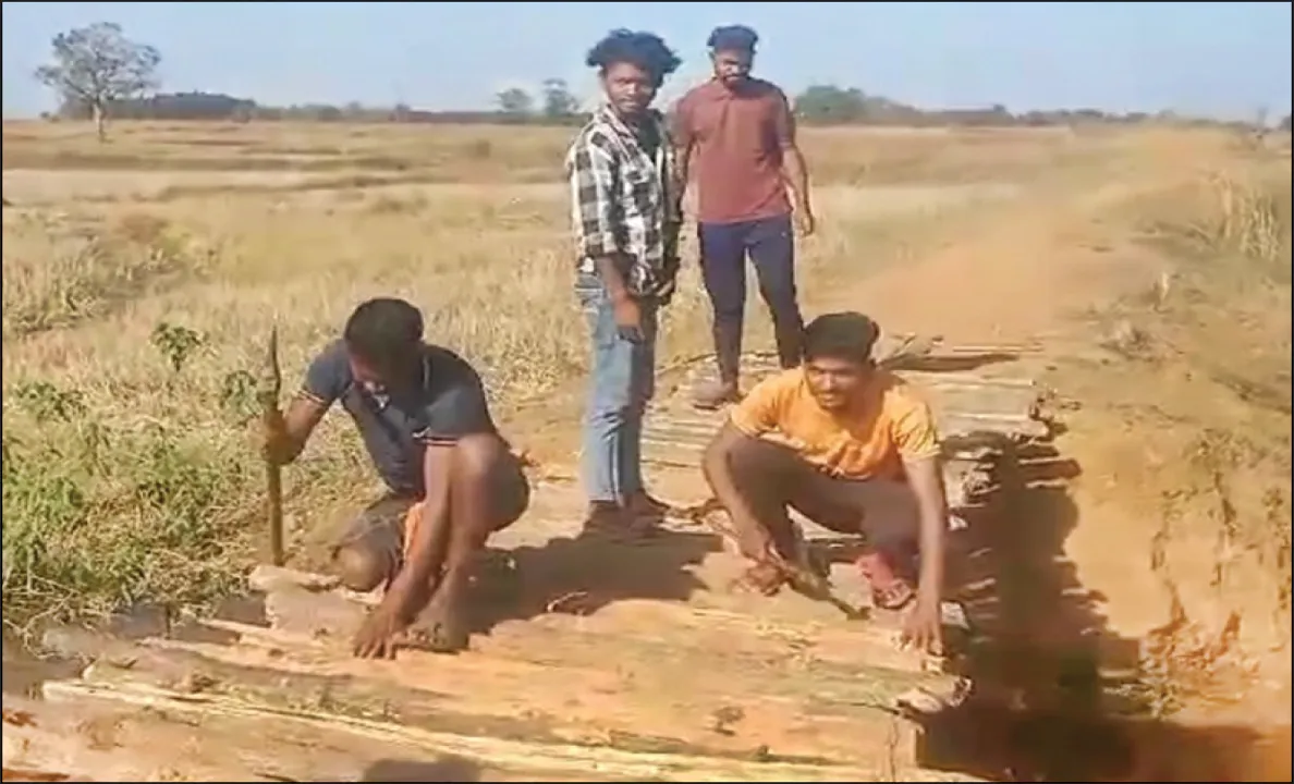  କାଠ ପୋଲ ନିର୍ମାଣ କଲେ ଗ୍ରାମବାସୀ: ଗାଁକୁ ପହଞ୍ଚି ପାରୁନି ଆମ୍ବୁଲାନ୍ସ, ଯନ୍ତ୍ରଣା ଭୋଗୁଛନ୍ତି ୫ ଖଣ୍ଡ ଗ୍ରାମବାସୀ