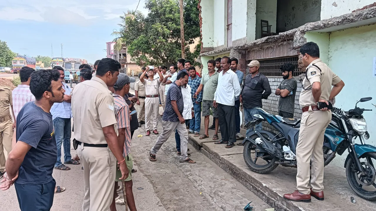  ତେଲ ଟ୍ୟାଙ୍କର ସହ ବାଇକ୍ ଧକ୍କା: ସ୍ବାମୀଙ୍କ ଆଖି ଆଗରେ ଚାଲିଗଲା ସ୍ତ୍ରୀଙ୍କ ଜୀବନ
