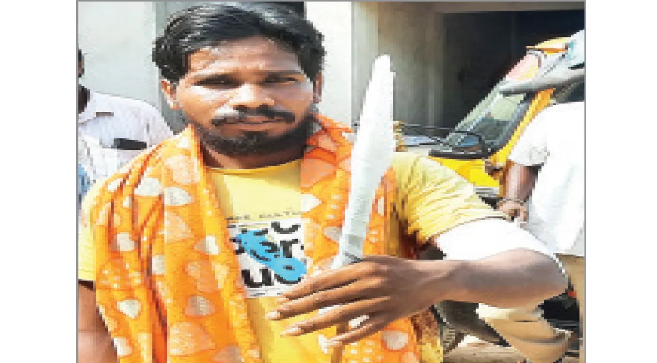  ଝିଅକୁ ଦୁଷ୍କର୍ମ ଉଦ୍ୟମ, ବାପାଙ୍କୁ ତୀରମାଡ଼