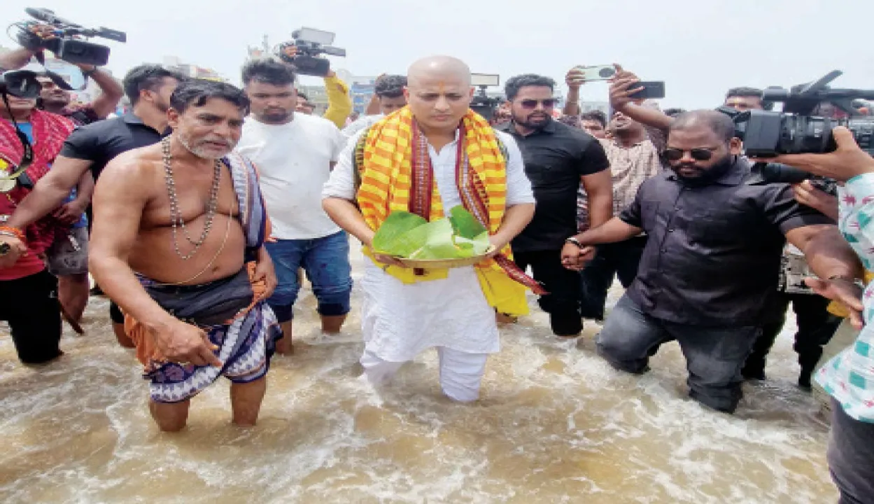 ମହୋଦଧିରେ ଅସ୍ଥି ବିସର୍ଜନ କଲେ ବାବୁସାନ: ‘ବାପାଙ୍କ କହିବା ଅନୁଯାୟୀ କର୍ମକୁ ଆଗ ସମ୍ମାନ ଦେଇଛି’