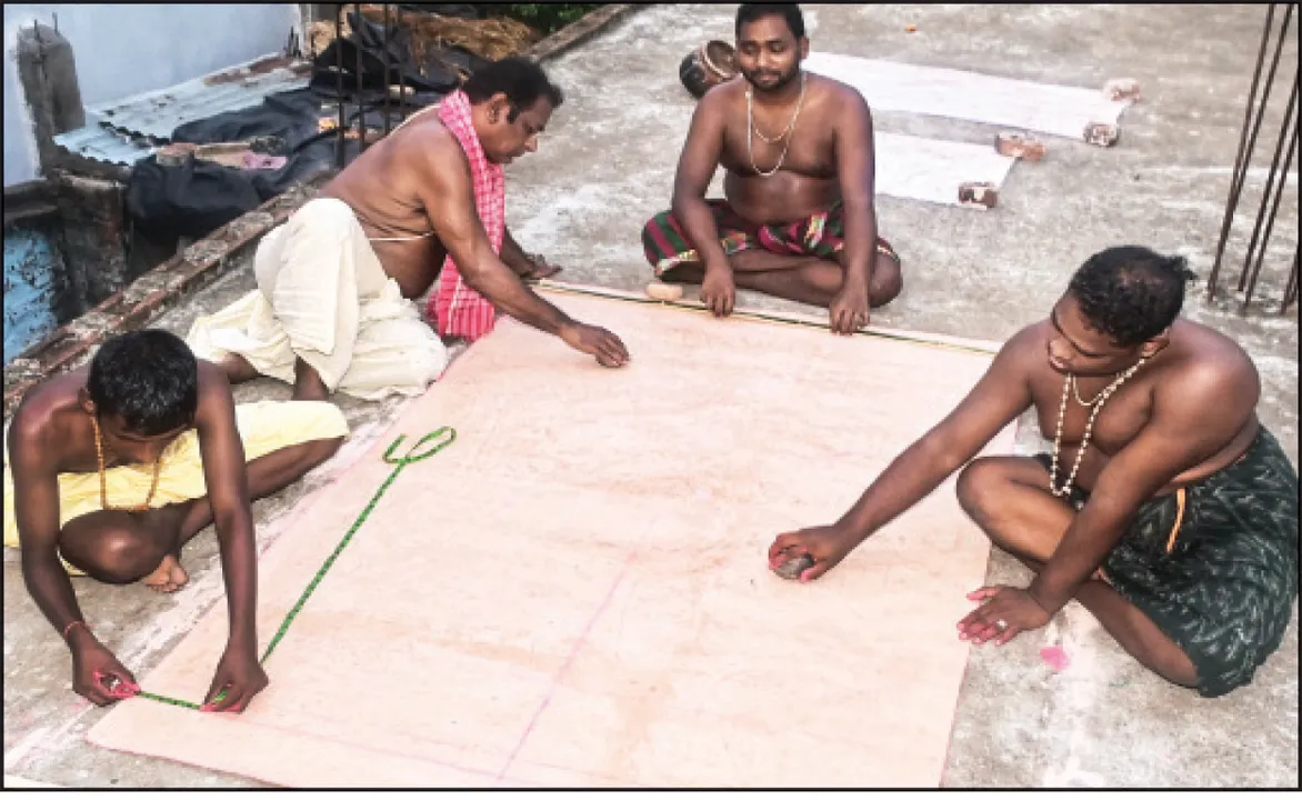  ପଟି ଦିଅଁରେ ଆଦ୍ୟ ସ୍ପର୍ଶ: ନୂଆ ବସ୍ତ୍ରରେ ଖଡ଼ି ଅଠା ଲେପନ