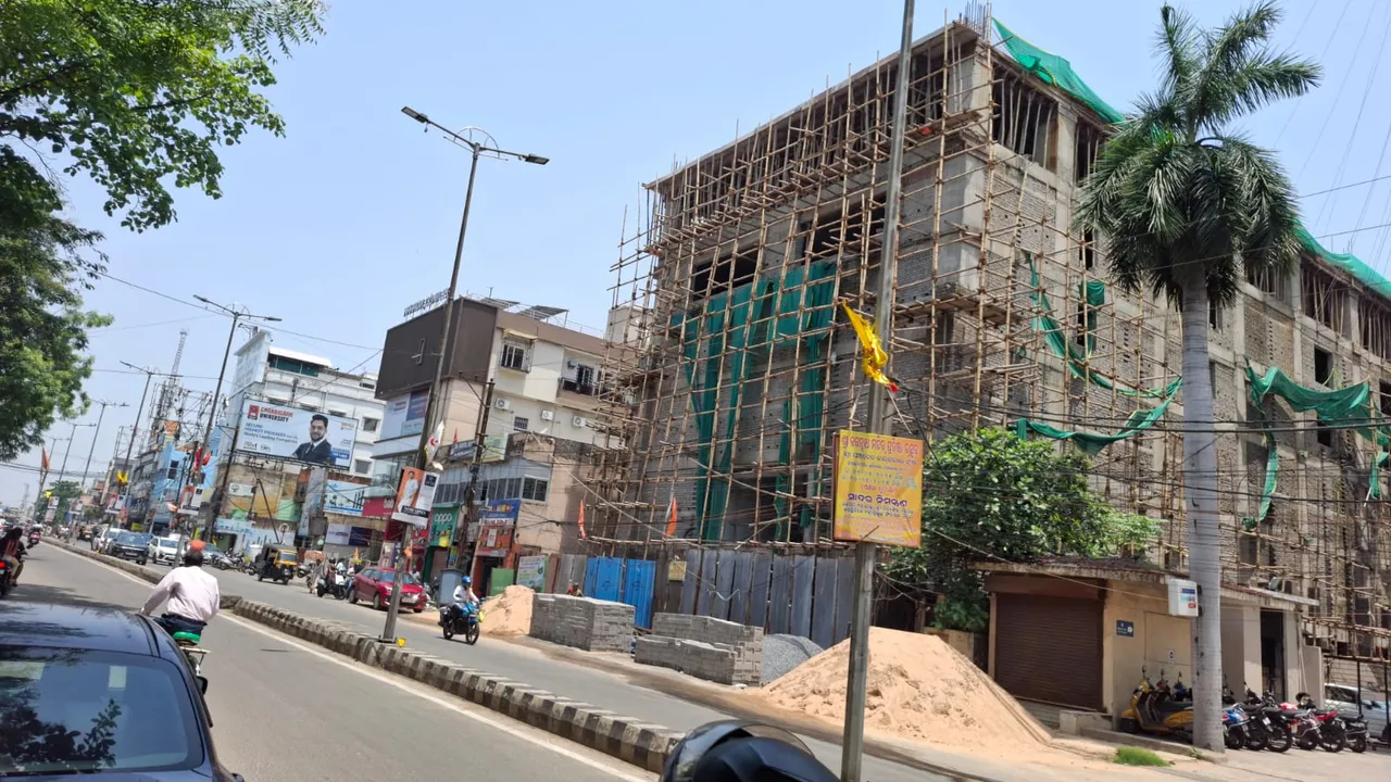  ନୋଟିସ୍‌କରି କାମ ସାରିଦେଉଛି ପ୍ରଶାସନ, ଫୁଟ୍‌ପାଥ୍‌ ମାଡ଼ିବସି ନିର୍ମାଣହେଉଛି ବହୁତଳ କୋଠା