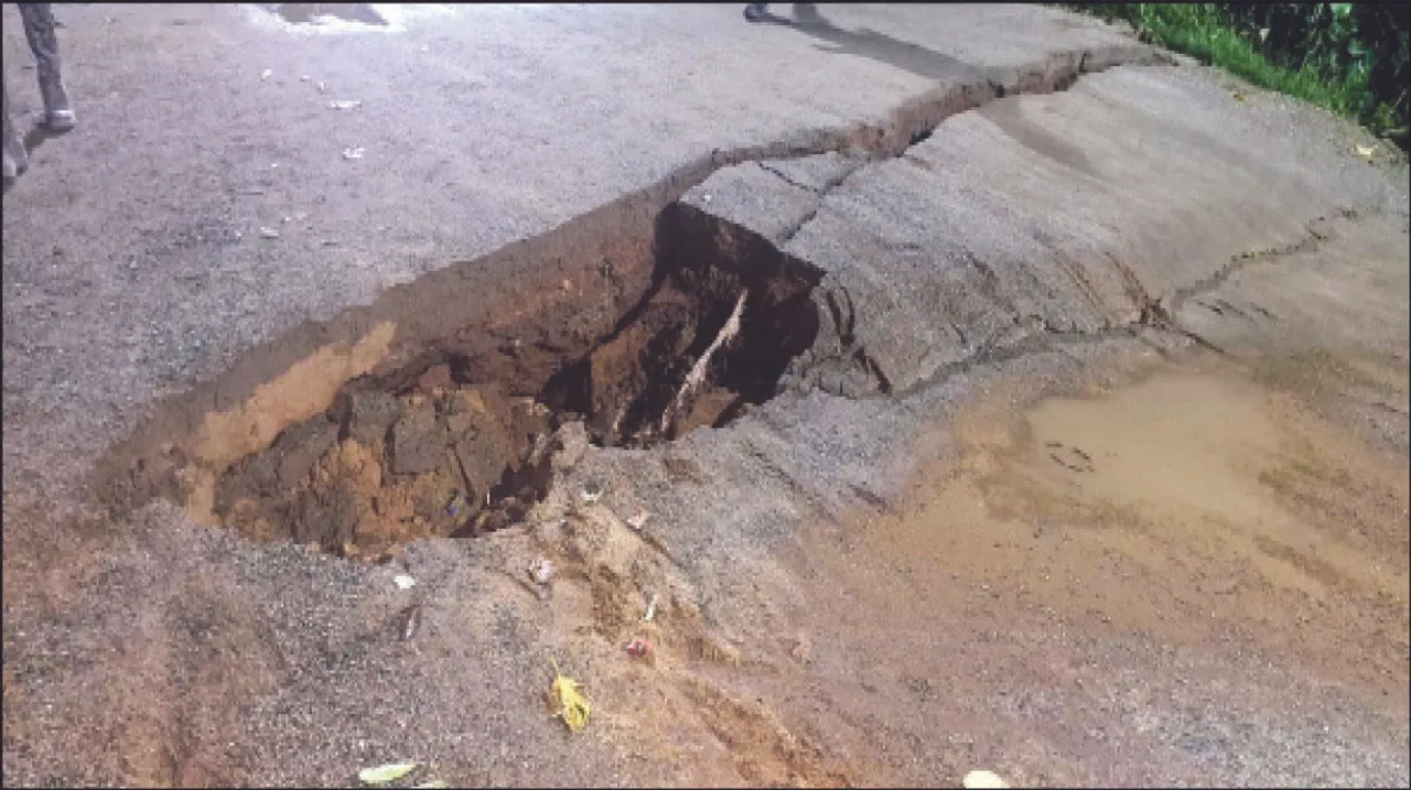  ବର୍ଷାରେ ଦବିଲା ବଡ଼ଗଡ଼ ଦୟାୱେଷ୍ଟ କେନାଲ ରାସ୍ତା: ମେୟରଙ୍କୁ ଘେରିଲେ ସ୍ଥାନୀୟ ଲୋକ, ସାଇଫନ୍‌ ଧସିବାରୁ ଅଟକି ରହିଛି ୬ ନମ୍ବର ଡ୍ରେନ୍‌ ପାଣି