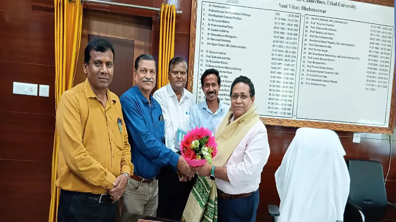  Old students' union welcomes the vice-chancellor Photograph: (sambad.in) 