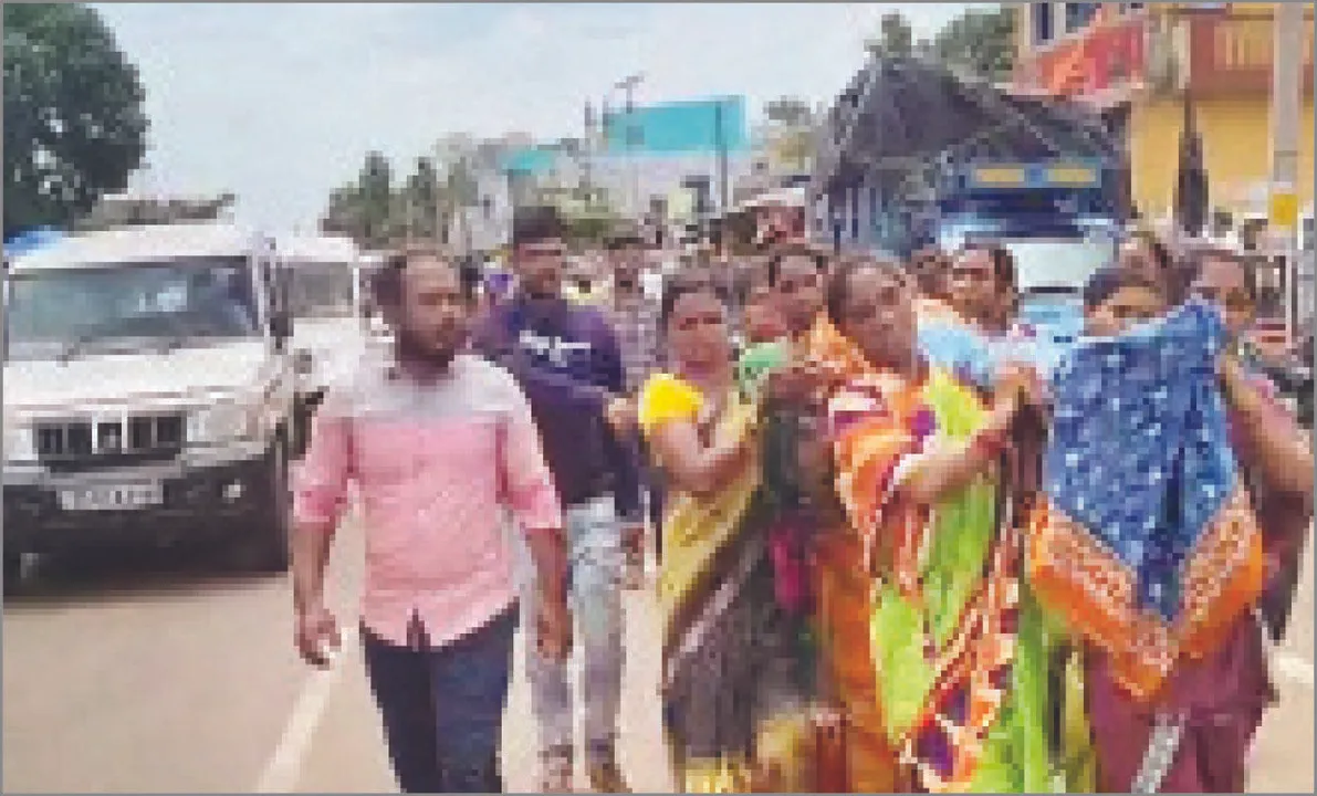 ଭୁଲ ଚିକିତ୍ସାରୁ ଗର୍ଭବତୀଙ୍କ ମୃତ୍ୟୁ ଅଭିଯୋଗ: ମିଳିଲାନି ମହାପ୍ରୟାଣ, ୮କିମି କାନ୍ଧରେ ବୋହିଲେ ମୃତଦେହ