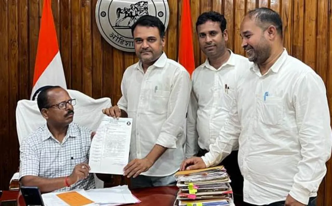  ନୂଆପଡ଼ା ରେଳ ଷ୍ଟେସନରେ ଏକ୍ସପ୍ରେସ ଟ୍ରେନ ରହଣୀ ଦାବି ଜିଲ୍ଲାପାଳଙ୍କୁ ଭେଟିଲେ ନୂଆପଡ଼ା ଓକିଲ ସଂଘ