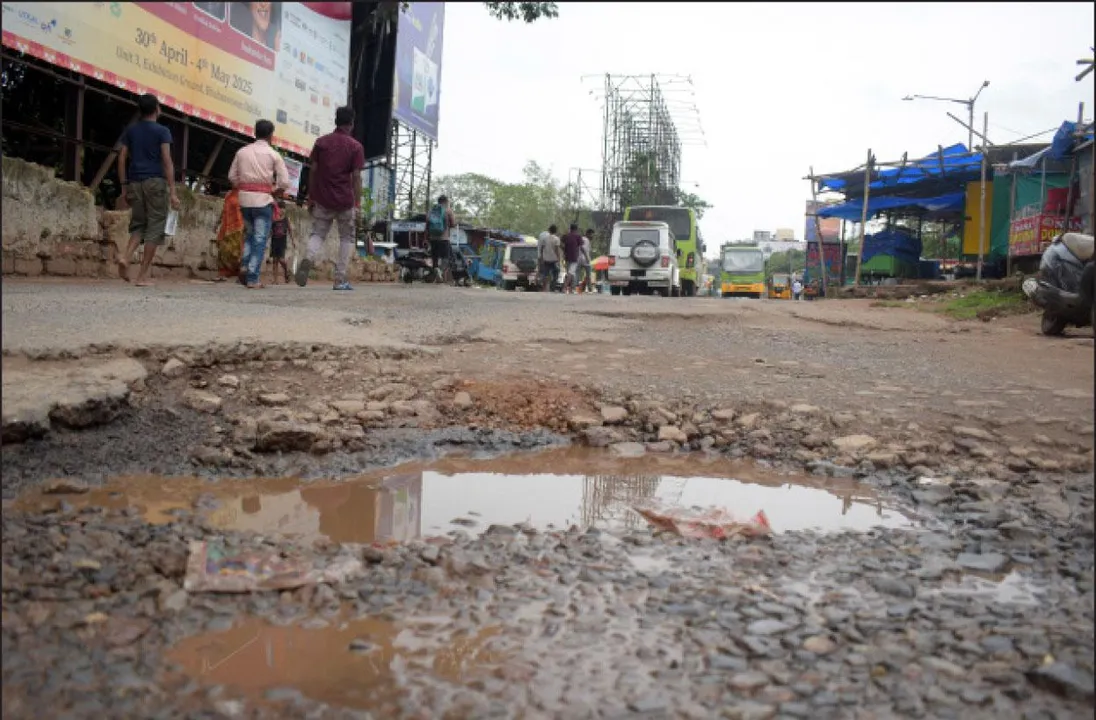  ରେଳଷ୍ଟେସନ୍ ସମ୍ମୁଖ ରାସ୍ତା ଖାଲଖମାରେ ଭର୍ତ୍ତି: ଖଣ୍ଡିଆଖାବରା ହେଉଛନ୍ତି ଚାଳକ, ଡ୍ରେନ୍‌ରେ ନାହିଁ ସ୍ଲାବ୍‌