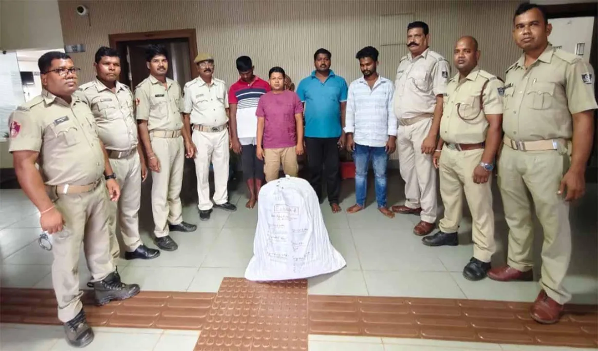  ବନ୍ଧାହେଲେ ୪ ନିଶା ବେପାରୀ, ସାଢ଼େ ୨୨ କେଜି ଗ‌ଞ୍ଜେଇ, ୨ ବାଇକ୍‌ ଜବତ