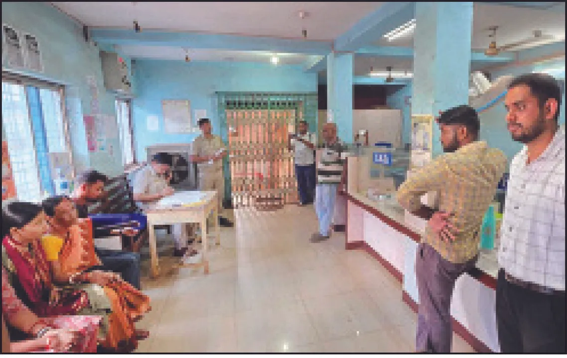  ବନ୍ଧୁକମୁନରେ ବ୍ୟାଙ୍କ ଡକାୟତି: ଲୁଟିନେଲେ ନଗଦ ୧୧ ଲକ୍ଷ, ୨ କେଜି ସୁନାଗହଣା