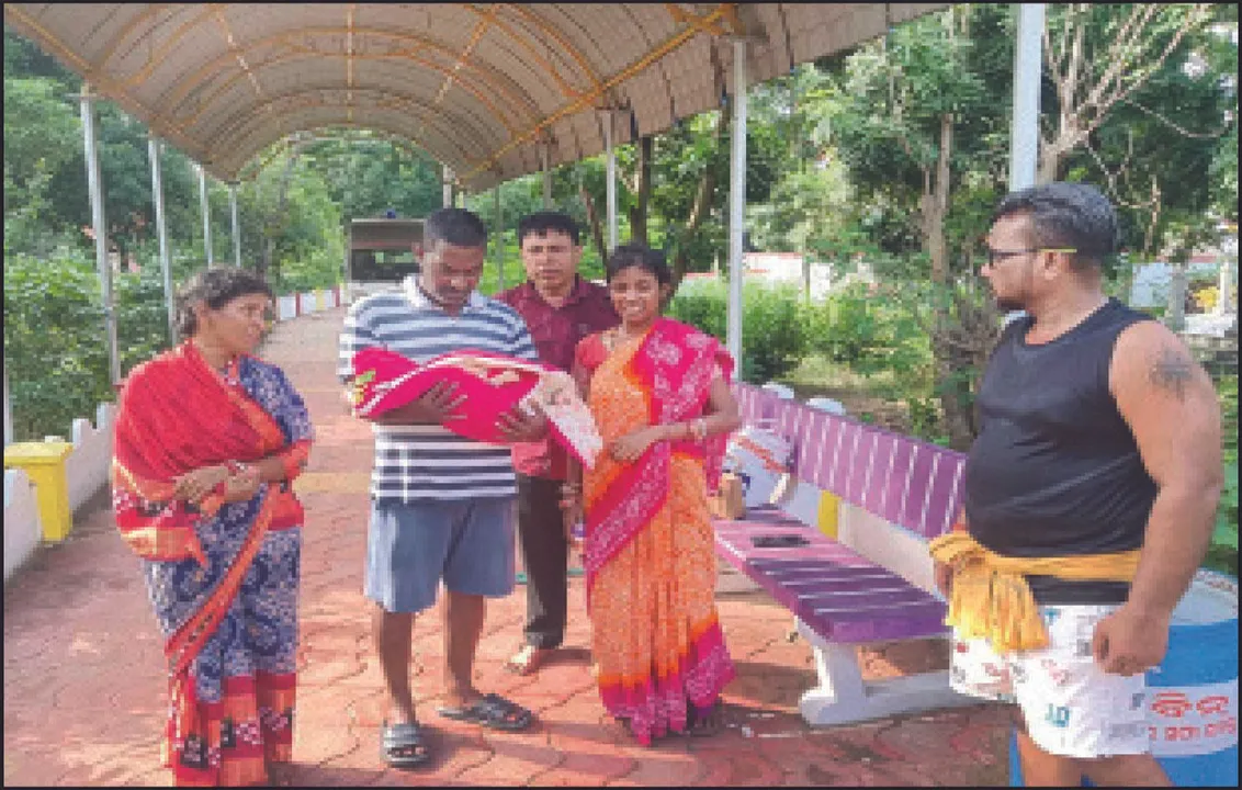 ଶବ ନେବାକୁ ସମ୍ବଳ ନାହିଁ: ସ୍ବାମୀର ଶବ ନିକଟରେ ମାସକର ଛୁଆକୁ ଧରି ଅସହାୟ ସ୍ତ୍ରୀ