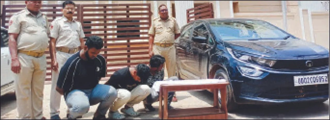  ବେକରେ ଖଣ୍ଡା ଥୋଇ କାର୍‌ରେ ଉଠାଇନେଲେ