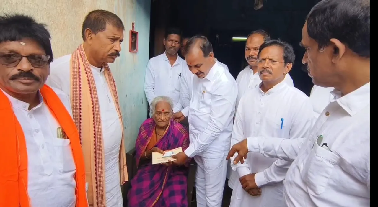  ଘରକୁ ଘର ବୁଲି ଆୟୁଷ୍ମାନ ବୀମା କାର୍ଡ ବାଣ୍ଟିଲେ ପରିବହନ ମନ୍ତ୍ରୀ