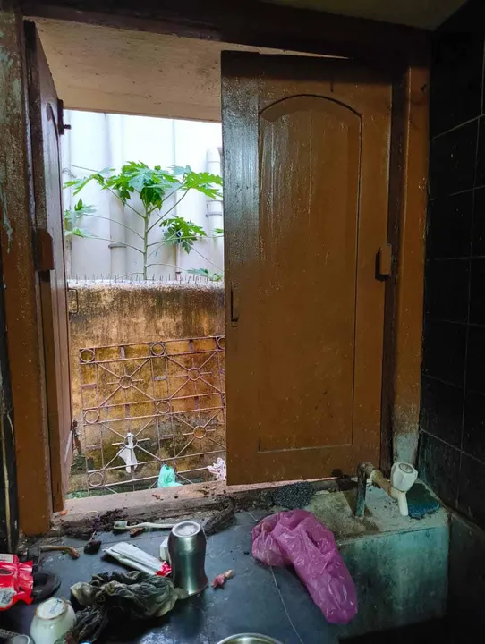  ଝରକା ତାଡ଼ି ନେଇଗଲେ ସୁନାଗହଣା