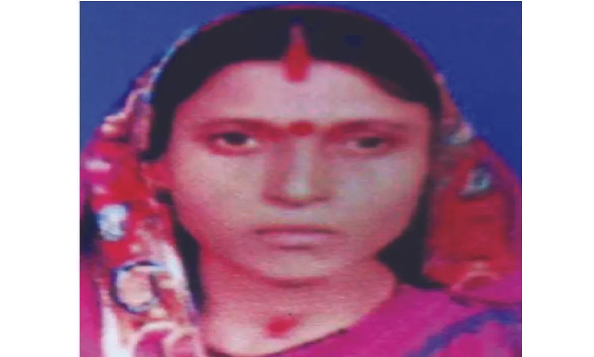  ଝିଅ ଆଗରେ ମା’ଙ୍କୁ ଟାଣିନେଲା କୁମ୍ଭୀର