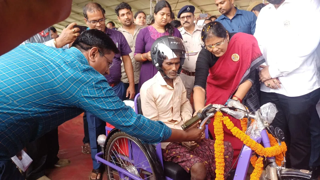  ଭଦ୍ରକ ମେଡ଼ିକାଲର ଡାଇରିଆ ୱାର୍ଡରେ ରୋଗୀଙ୍କୁ ଭେଟିଲେ ଉପମୁଖ୍ୟମନ୍ତ୍ରୀ ପ୍ରଭାତୀ ପରିଡ଼ା