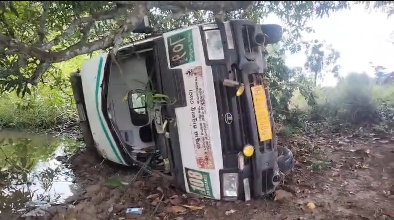  ଗଛକୁ ଧକ୍କାଦେଇ ଓଲଟିଲା ଆମ୍ବୁଲାନ୍ସ, ୫ ଆହତ