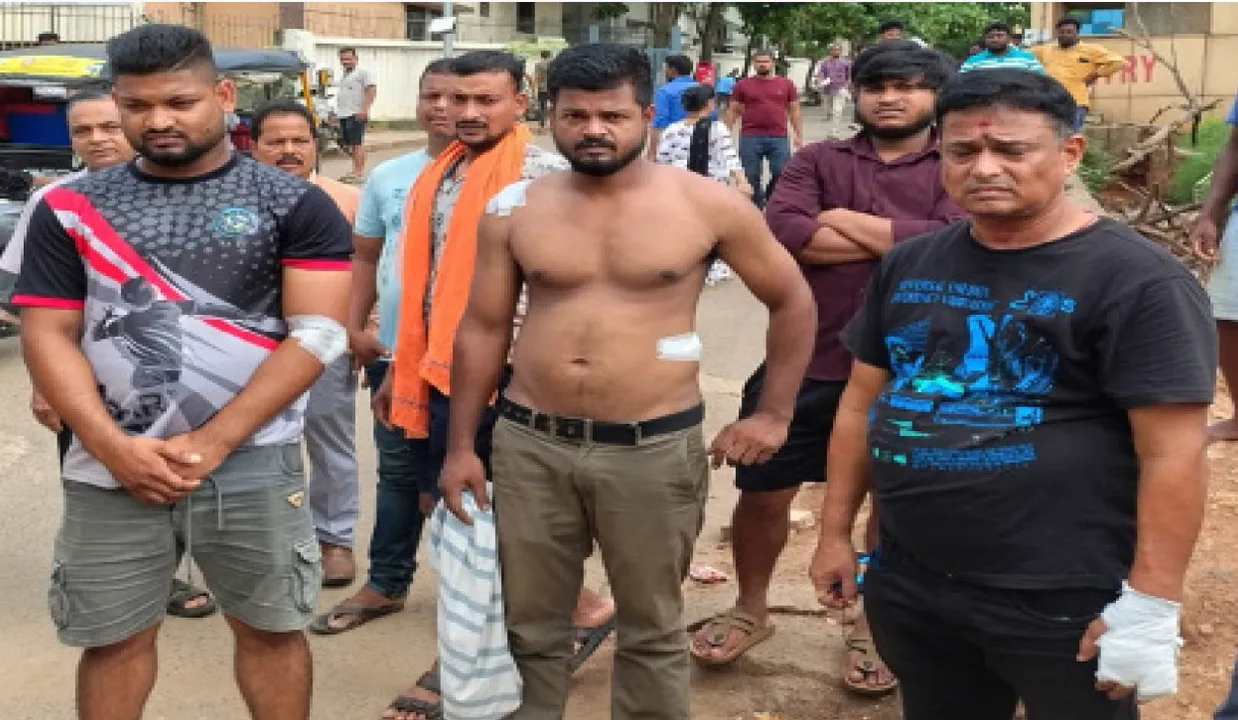  ଗୋଡ଼ାଇ ଗୋଡ଼ାଇ ହାଣିଲେ: ଭୂଦାନ ଜମି ଜବରଦଖଲ ବେଳେ ଗଣ୍ଡଗୋଳ, ମାଫିଆଙ୍କ ସଂଘବଦ୍ଧ ଆକ୍ରମଣରେ ୩ ଆହତ