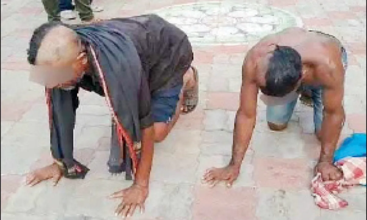  ଗାଁ ଦାଣ୍ଡରେ କଙ୍ଗାରୁ କୋର୍ଟ: ୨ ଦଳିତଙ୍କୁ ନିର୍ଧୁମ୍‌ ମାଡ଼, ଅଧାଲଣ୍ଡା କରି ଆଣ୍ଠୁରେ ଚଲାଇଲେ