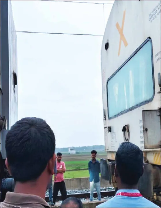  ଦୁଇଭାଗ ହୋଇଗଲା ହୀରାଖଣ୍ଡ, ଆମଗୁରାରେ ଅଟକିଲା ୩ ଘଣ୍ଟା