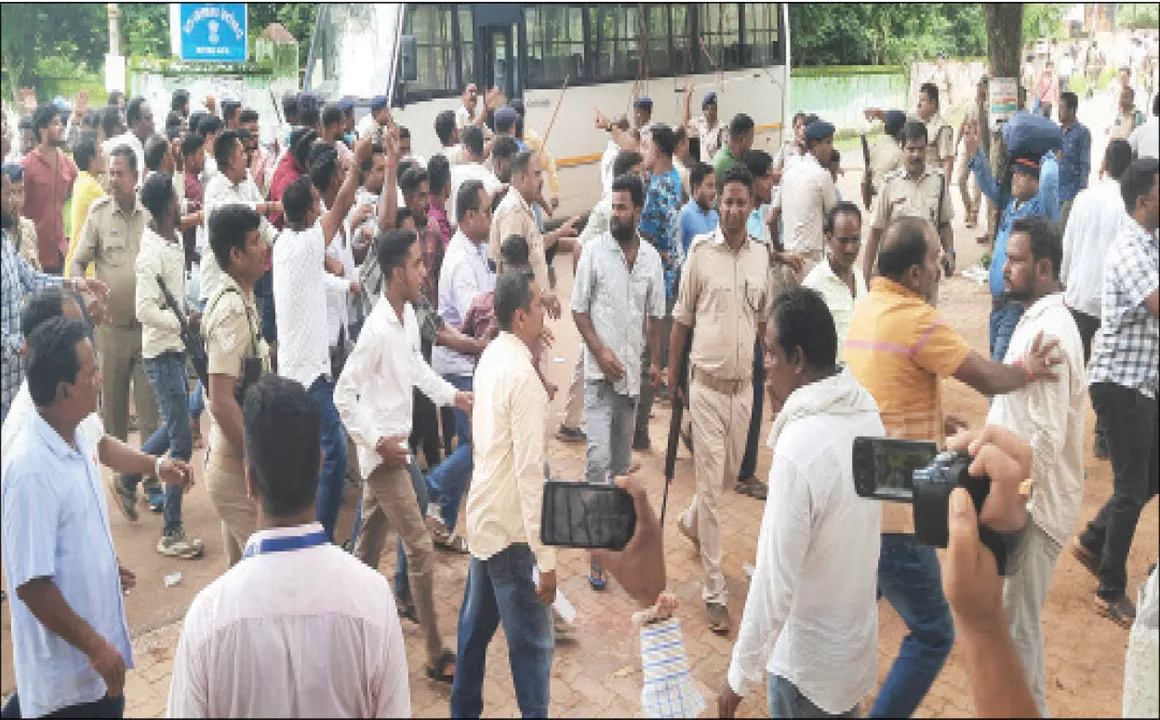  ବିଜେପି-ବିଜେଡି ମୁହାଁମୁହିଁ: ଆଠଗଡ଼ ବ୍ଲକ୍‌ ଅଫିସ ପାଲଟିଲା ରଣକ୍ଷେତ୍ର, ଢେଲାପଥର, ଅଣ୍ଡା, ପାଣିପାଉଚ୍‌ ମାଡ଼