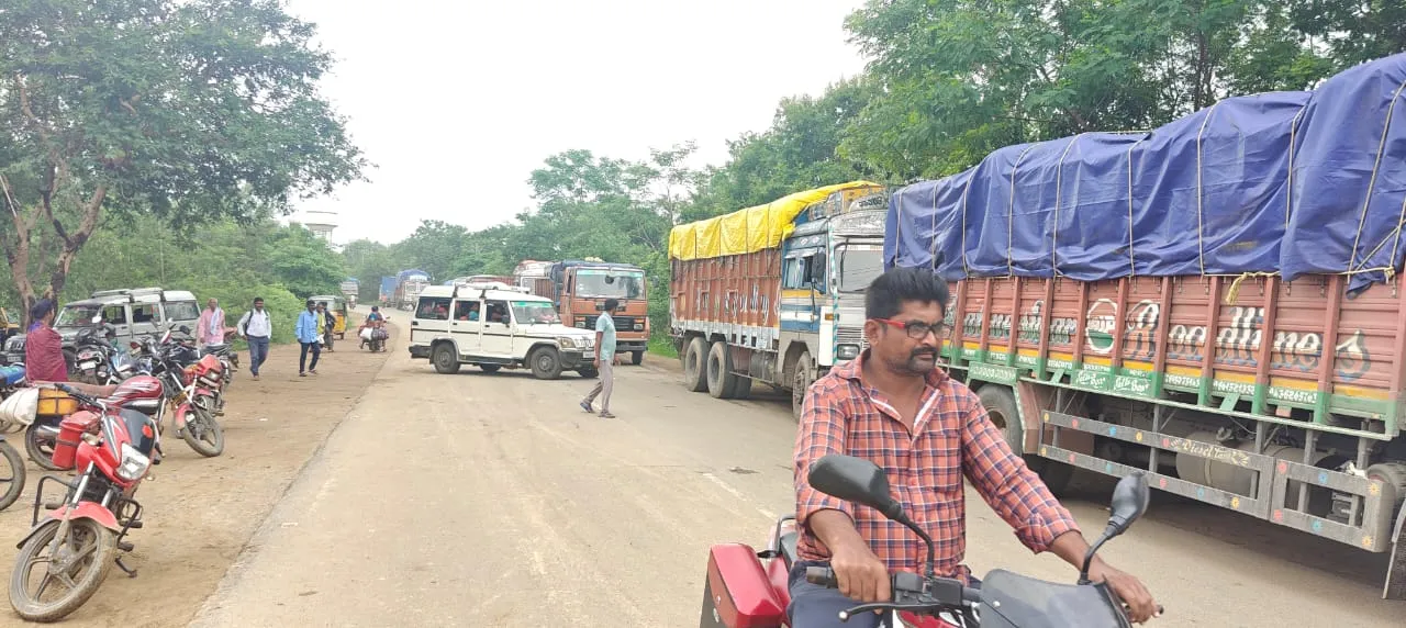  ଧାନ କିଣାଵିକାରେ ଅବ୍ୟବସ୍ଥା: ଚାଷୀଙ୍କ ରାସ୍ତାରୋକ