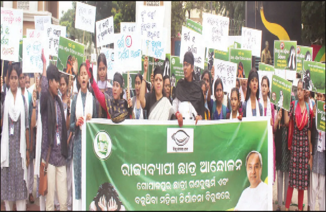  ମହିଳା ଗଣଦୁଷ୍ମର୍ମ ଓ ଅତ୍ୟାଚାର ବଢ଼ୁଥିବା ଅଭିଯୋଗ: କ୍ୟାମ୍ପସ୍‌ରେ ଯୁବ ଛାତ୍ର ବିଜେଡିର ପ୍ରତିବାଦ